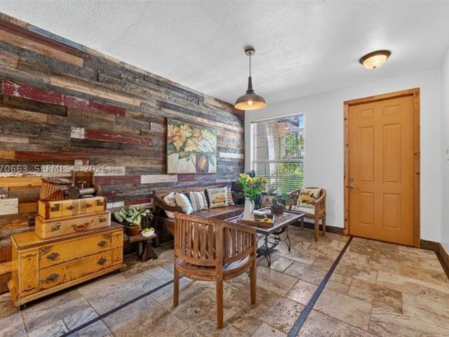 Townhouse for sale in Oakland Park, Florida
