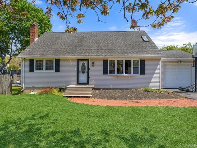 House for sale in Miller Place, New York