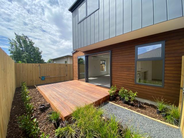 Townhouse for rent in Chaslands, Canterbury