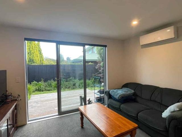 Townhouse for rent in Chaslands, Canterbury