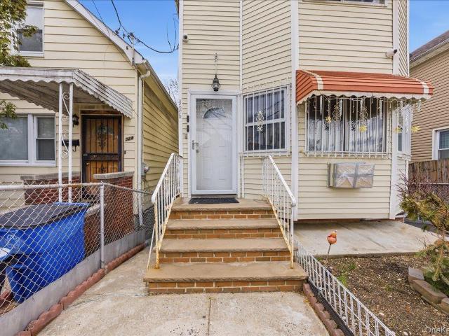 House for sale in The Bronx, Arverne