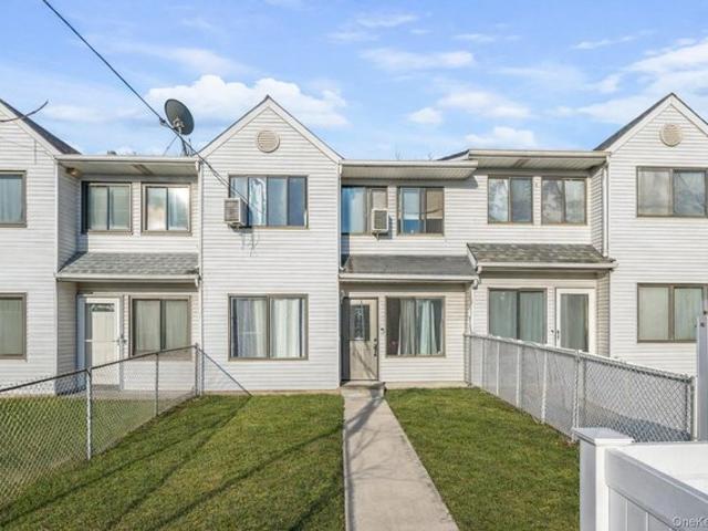 Townhouse for sale in Arverne, New York