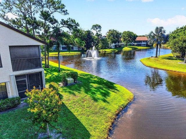 Condo for sale in Park Pointe, Greenacres
