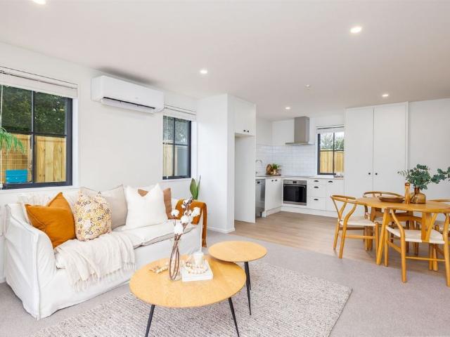 Townhouse for rent in Chaslands, Canterbury