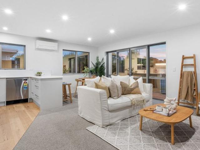 Townhouse for rent in Chaslands, Canterbury