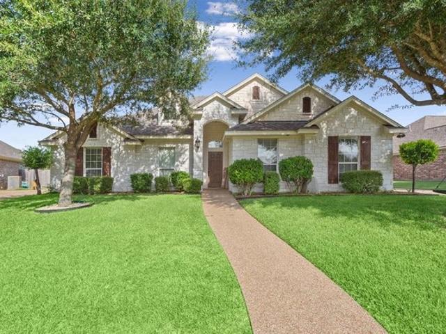 House for sale in Village at Kings Row, Waco