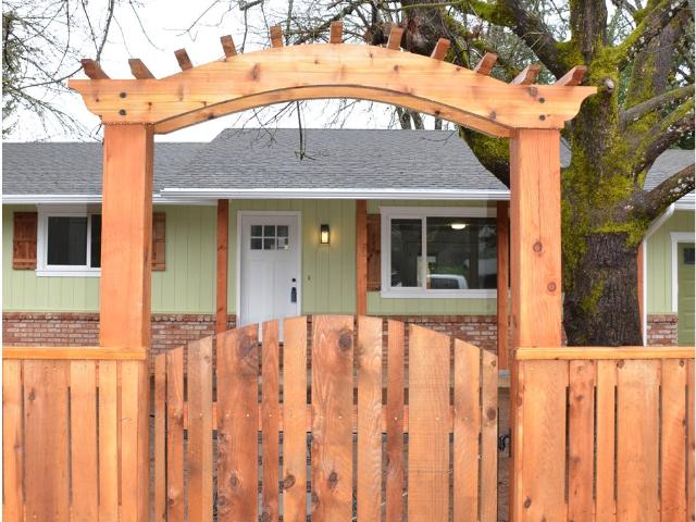 Townhouse for sale in Cave Junction Townhouse for sale in Cave Junction