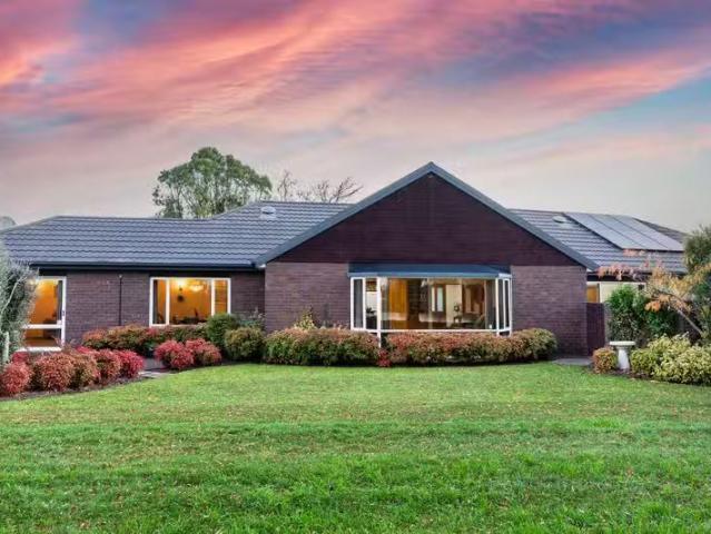 House for sale in Chaslands, Canterbury