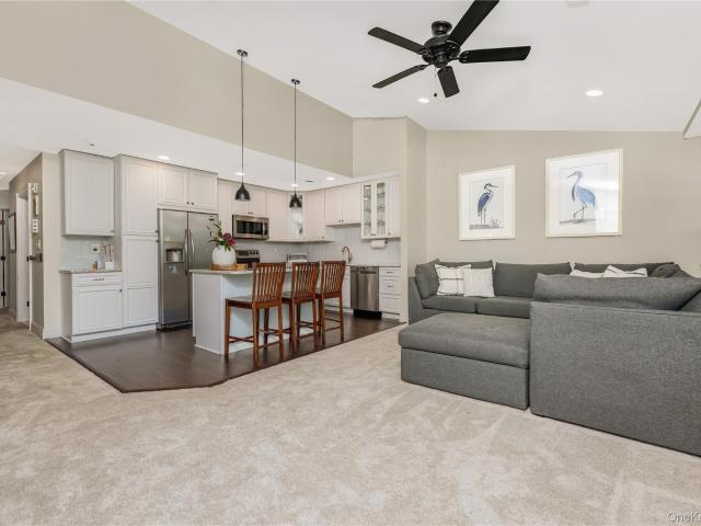 Condo for sale in Babylon, New York