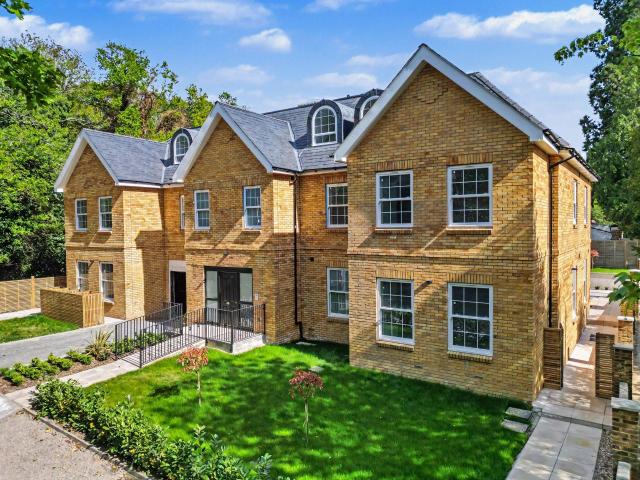 Apartment for rent in Blackhills, Surrey