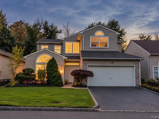 House for sale in The Hamlet at Wind Watch Golf Club, Town of Islip