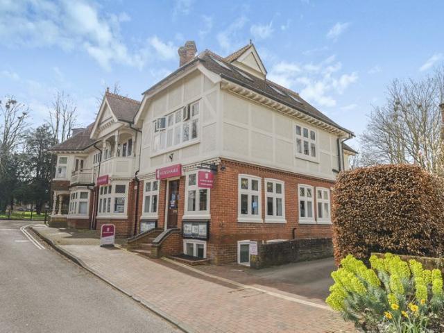 Apartment for rent in Pachesham Park, Surrey