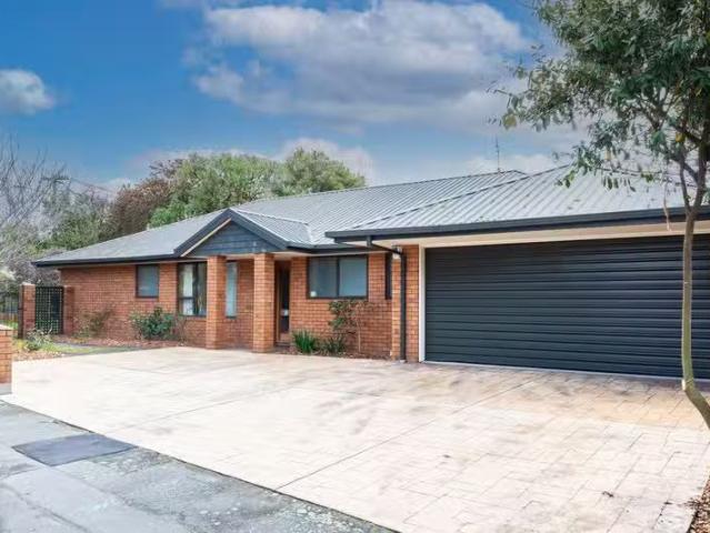 House for sale in Chaslands, Canterbury