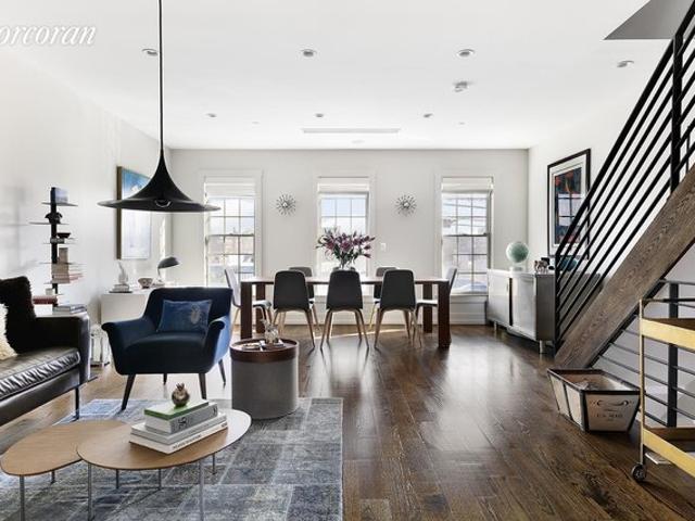 Townhouse for sale in Arverne, New York