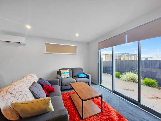 Townhouse for rent in Chaslands, Canterbury