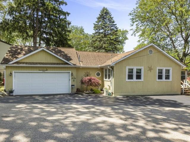 House for sale in Island Lake, Illinois