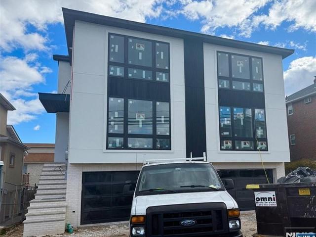 Townhouse for sale in Palisades Park, New Jersey