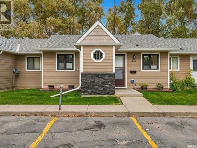 Townhouse for sale in Lakewood, Regina
