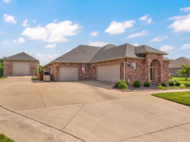House for sale in Saddlebrooke, Christian County