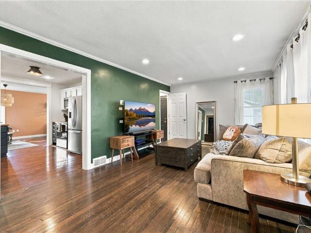 House for sale in East Hollywood, Independence