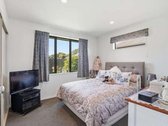 Property for sale in Chaslands, Canterbury
