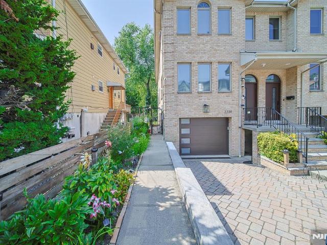 Townhouse for sale in Palisades Park