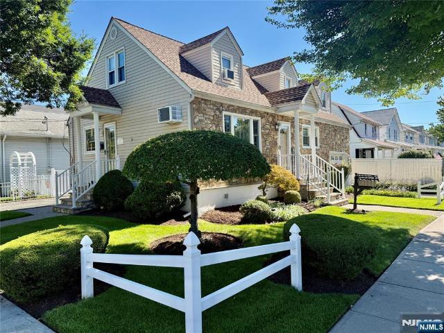 House for sale in Lyndhurst, New Jersey