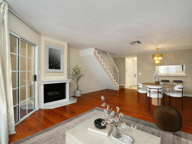 Townhouse for sale in Burbank Townhouse for sale in Burbank