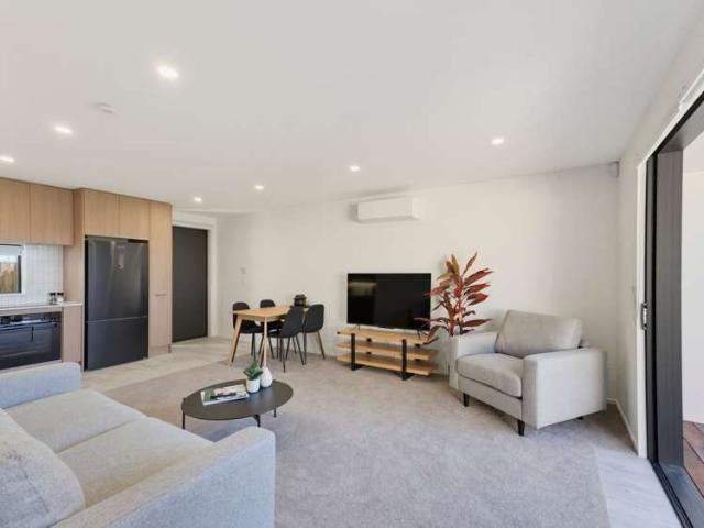 Townhouse for sale in Chaslands, Canterbury