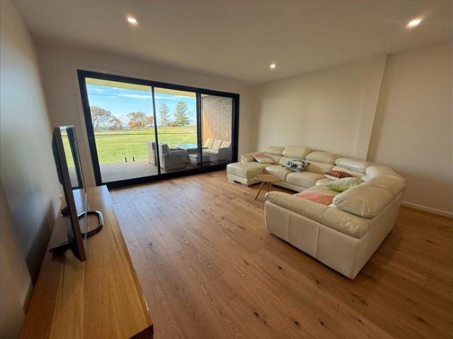 Townhouse for rent in Portland, Victoria