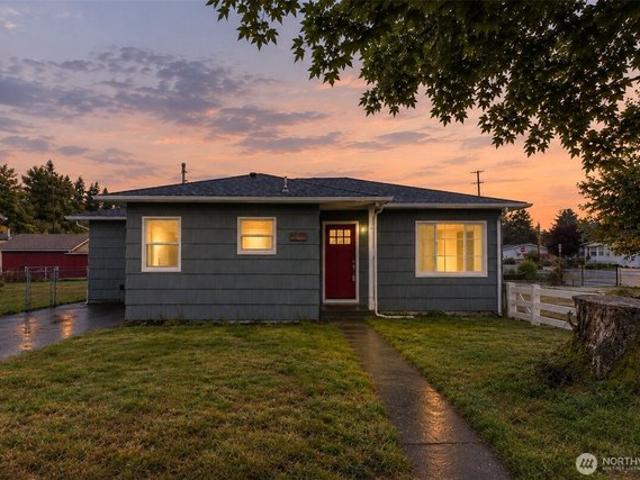 House for sale in Castle Rock, Cowlitz County