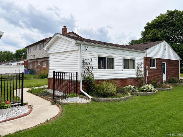 House for sale in Fraser, Michigan