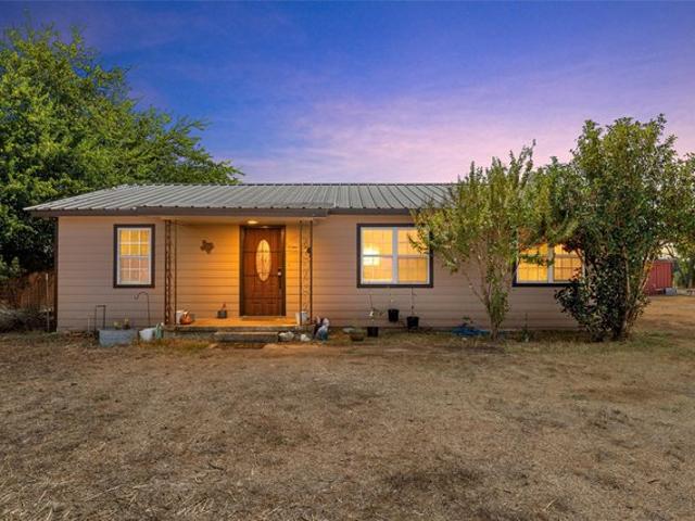 House for sale in Oglesby, Texas