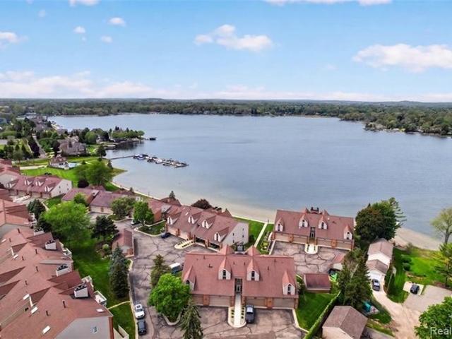 Condo for sale in Waterford, Michigan