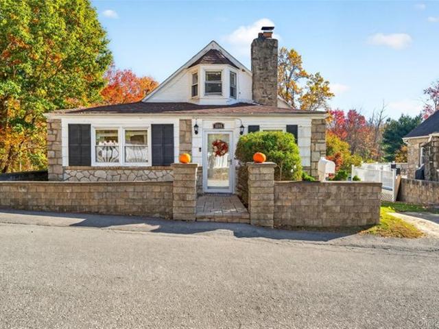 House for sale in Lake Mohegan, Town of Yorktown