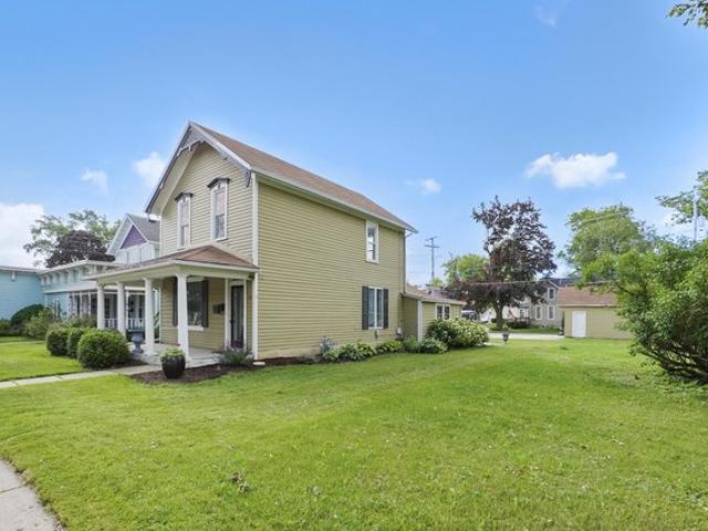 House for sale in Pewaukee, Wisconsin