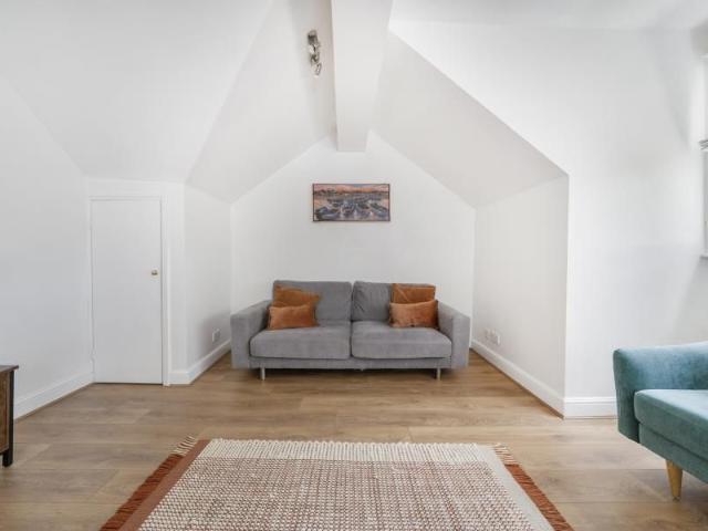Apartment for rent in Berrylands, Greater London