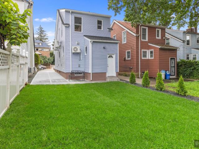 Townhouse for sale in Queens, Arverne