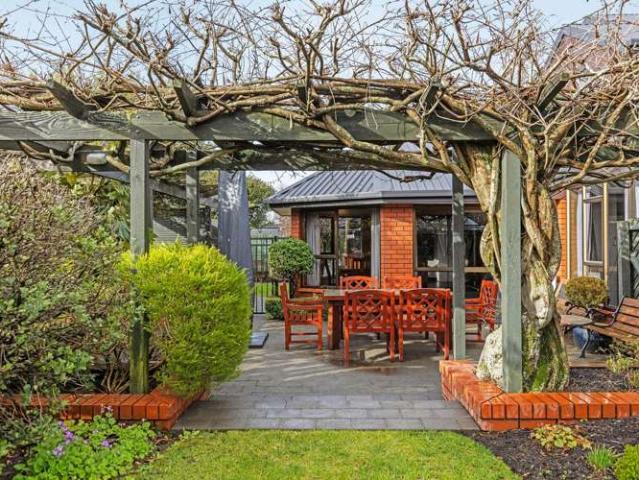 House for sale in Chaslands, Canterbury