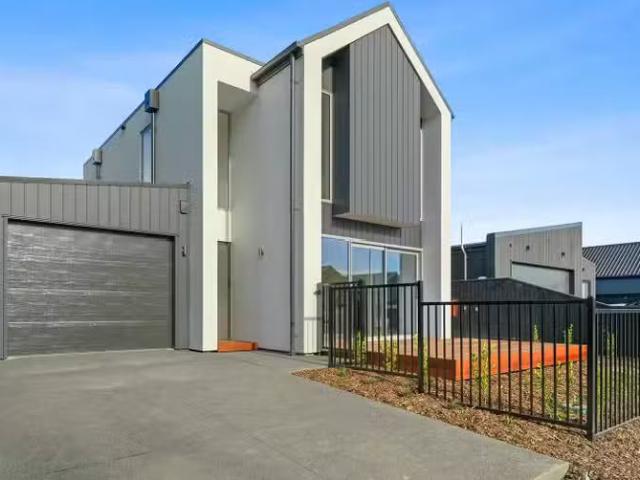 Apartment for sale in Chaslands, Canterbury