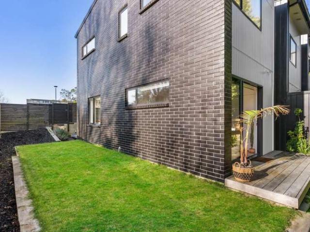 Townhouse for sale in Oratia