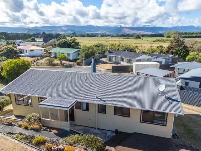 House for sale in Otaki Beach, Wellington