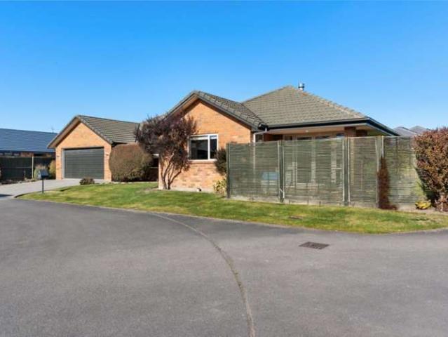 Property for sale in Chaslands, Canterbury