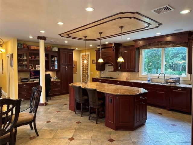 House for sale in Roslyn Heights