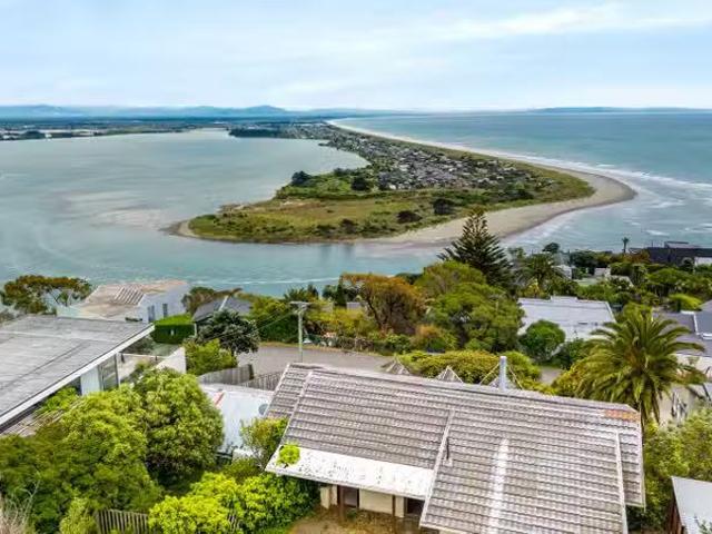 House for sale in Chaslands, Canterbury