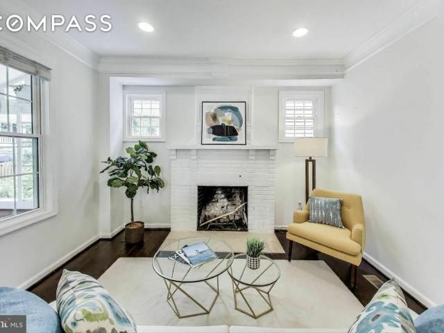 House for sale in Mount Rainier