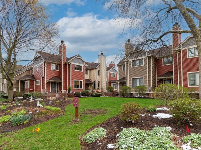 Townhouse for sale in Oak Hill, New York