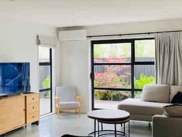 Townhouse for rent in Edgeware, Canterbury