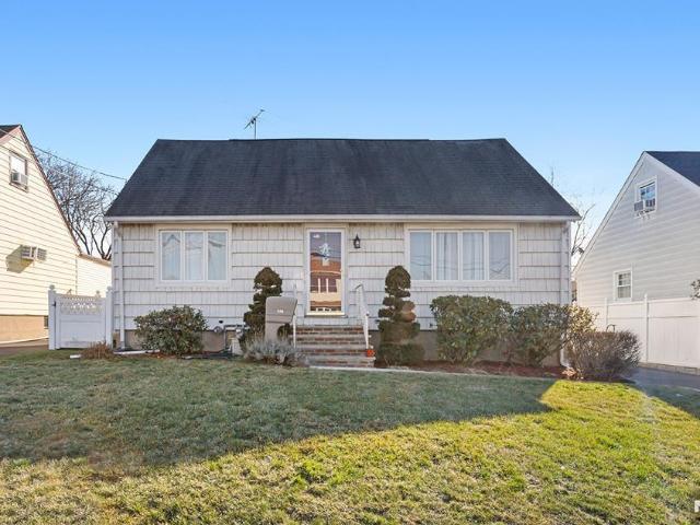 House for sale in Elmwood Park, New Jersey