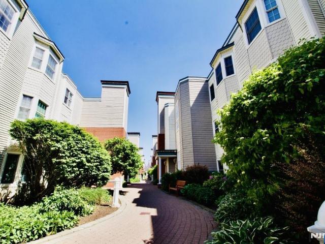 Condo for sale in Edgewater, New Jersey